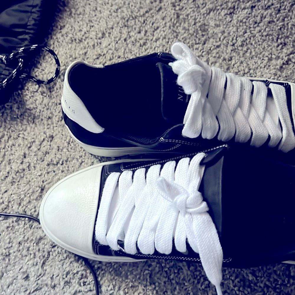 Black and white Sneakers for Effortless Style